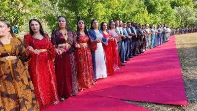 Şırnak&rsquo;ta en uzun halay kuyruğu
