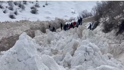 Şırnak&rsquo;ta facianın eşiğinden d&ouml;n&uuml;ld&uuml;: &Ouml;ğrencileri taşıyan servis &ccedil;ığ altında kalmaktan son anda kurtuldu
