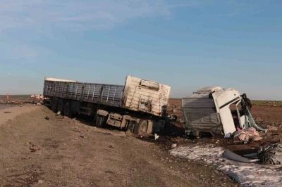Şırnak&rsquo;ta iki tır &ccedil;arpıştı: 2 yaralı

