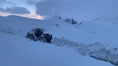 Şırnak’ta kar esareti, kapalı yolların açılması için çalışmalar sürüyor
