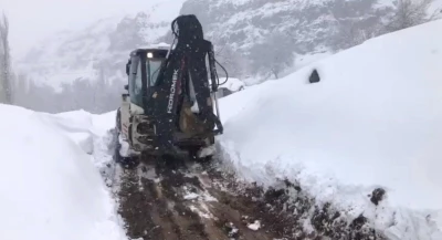 Şırnak&rsquo;ta kar yolları kapattı
