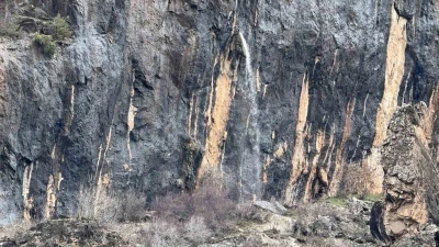 Şırnak&rsquo;ta kayanın i&ccedil;inden d&ouml;k&uuml;len sular hayran bırakıyor
