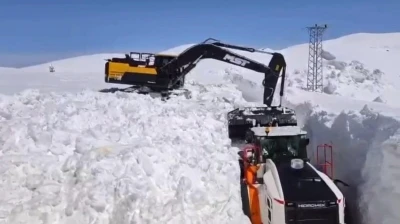 Şırnak&rsquo;ta nisan ayında kar esareti s&uuml;r&uuml;yor
