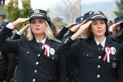 Şırnak&rsquo;ta Polis Haftası etkinlikleri kapsamında şehitler anıtına karanfil bırakıldı