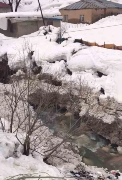 Şırnak&rsquo;ta sağanak sonrası taşkın riski: Derelerde karın oluşturduğu setler tehlike sa&ccedil;ıyor
