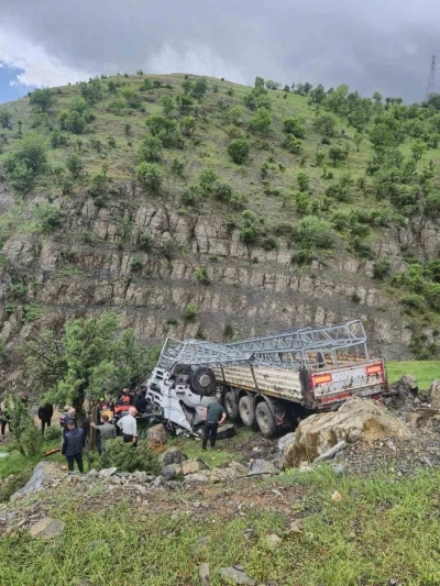 Şırnak&rsquo;ta tırda sıkışan s&uuml;r&uuml;c&uuml; hayatını kaybetti
