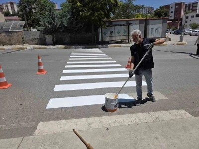 Şırnak&rsquo;ta yaya ge&ccedil;itleri ve yol &ccedil;izgileri yenileniyor
