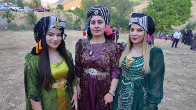 Şırnak&rsquo;ta y&uuml;z yıllardır s&uuml;ren gelenek: Başlara takılan puşiler, d&uuml;ğ&uuml;nlere renk katıyor
