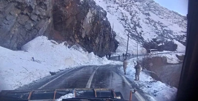 Şırnak yoluna &ccedil;ığ d&uuml;şt&uuml;, karla kaplı yollar a&ccedil;ıldı
