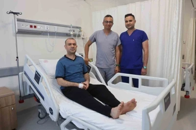 Sırtındaki 10 yıllık kitlenin i&ccedil;inden 1 bu&ccedil;uk kilogramlık t&uuml;m&ouml;r &ccedil;ıktı
