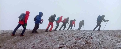 Sis ve fırtınaya rağmen Ağrı Dağı’nda zirveye ulaştılar
