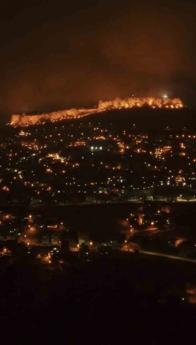Sisle b&uuml;t&uuml;nleşen Mardin gecesi kartpostallık g&ouml;r&uuml;nt&uuml;ler oluşturdu
