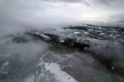 Sislerin ardında kalan kar manzarası kenedine hayran bıraktı
