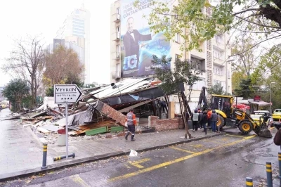 Şişli&rsquo;de 25 kişinin zehirlenmesi iddiasıyla g&uuml;ndeme gelen restoran yıkıldı
