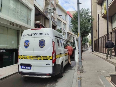 Şişli’de 4 katlı binada çıkan yangında 1 kişi yanarak hayatını kaybetti
