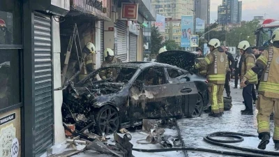 Şişli&rsquo;de l&uuml;ks ara&ccedil; d&uuml;kkana girdi:2 yaralı
