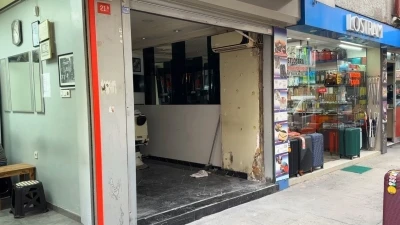 Şişli&rsquo;de otomobili park edecekken d&uuml;kkana daldı
