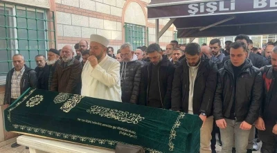 Şişli&rsquo;de otomobilin kaldırıma &ccedil;ıkarak yayaların arasına daldığı kazada &ouml;len kişi son yolculuğuna uğurlandı
