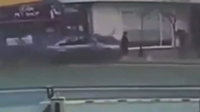 Şişli&rsquo;de otomobilin yayaların arasına daldığı anlar kamerada
