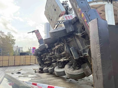 Şişli’de rezidans inşaatındaki vinç devrildi
