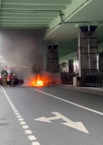 Şişli&rsquo;de seyir halindeki otomobil alev alev yandı
