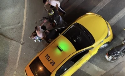 Şişli’de taksi şoförüyle motosikletli arasındaki yol verme tartışması kameraya yansıdı
