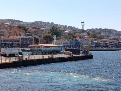Şişme botuyla deniz a&ccedil;ılan gen&ccedil; panikleyince s&uuml;r&uuml;klenmeye başladı
