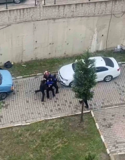 Site i&ccedil;inde karton istifleyen anne ve oğlu zabıtalara saldırdı
