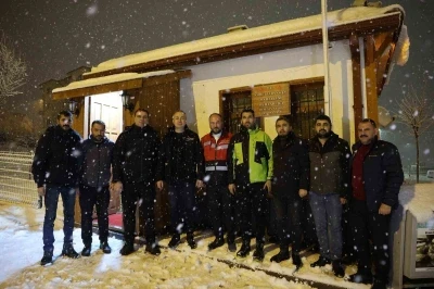 Sivas Belediyesi, 65 mahalleye eş zamanlı m&uuml;dahale etti
