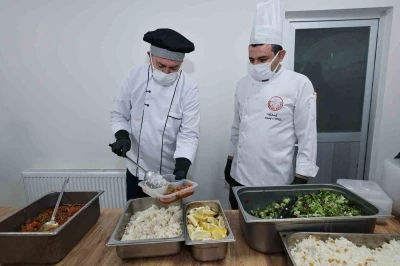Sivas Belediyesi her g&uuml;n 400 ihtiya&ccedil;lı ailenin iftar sofrasını kuruyor
