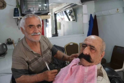Sivas’ın en yaşlı berberi, 35 yıldır kerpiç dükkanda berberlik yapıyor
