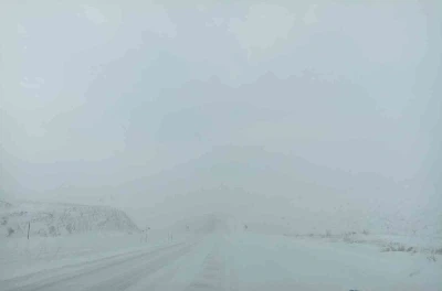 Sivas-Malatya kara yolu trafiğe kapatıldı, uzun ara&ccedil; kuyruğu oluştu
