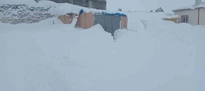 Sivas&rsquo;ta 3 metre kar yağdı, hayvanlarının bulunduğu ahırın kapısını bulamadı
