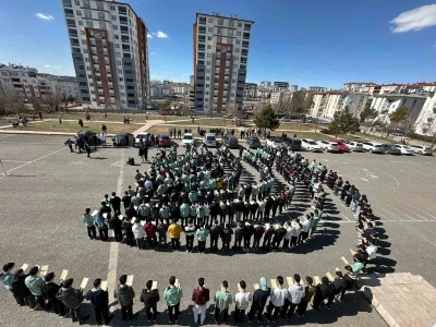 Sivas&rsquo;ta 302 gen&ccedil; aynı anda Kuran-ı Kerim&rsquo;i hatim etti
