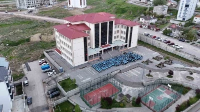 Sivas&rsquo;ta 900 &ouml;ğrenci eşzamanlı hareket etti, hep bir ağızdan "Feda T&uuml;rkiye&rsquo;m" dedi
