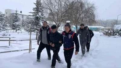 Sivas&rsquo;ta adliyeye sevk edilen cinayet ş&uuml;phelisi tutuklandı
