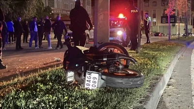 Sivas&rsquo;ta aydınlatma direğine &ccedil;arpan motosikletteki 2 kişi yola savruldu: 2 ağır yaralı
