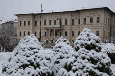 Sivas&rsquo;ta beklenen kar yağdı, Tarihi Kent Meydanı beyaza b&uuml;r&uuml;nd&uuml;
