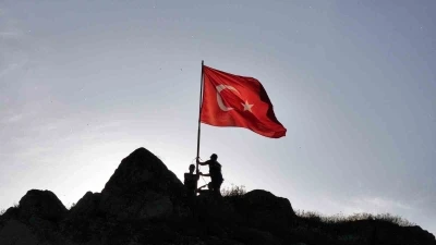 Sivas&rsquo;ta bu kalede 8 asırdır T&uuml;rk&rsquo;&uuml;n bayrağı dalgalanıyor
