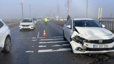Sivas&rsquo;ta buzlanma zincirleme kazaya neden oldu, &ccedil;ok sayıda ara&ccedil; birbirine girdi
