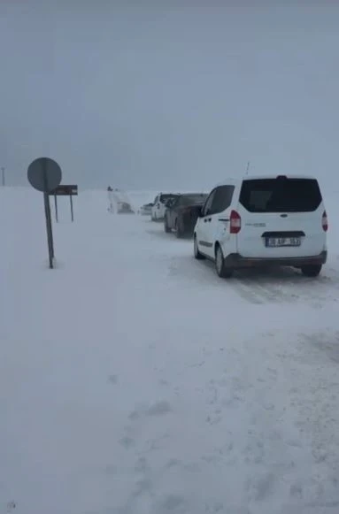 Sivas&rsquo;ta etkili olan kar ve tipi, s&uuml;r&uuml;c&uuml;lere zor anlar yaşattı
