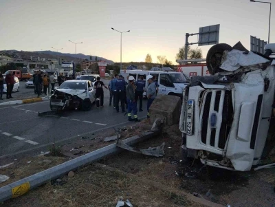 Sivas’ta fındık işçilerini taşıyan minibüs otomobille çarpıştı: 15 yaralı

