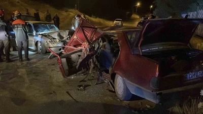Sivas&rsquo;ta gece saatlerine iki otomobilin &ccedil;arpıştığı kazada 1 kişi &ouml;ld&uuml;, 5 kişi yaralandı

