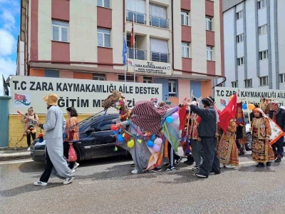 Sivas&rsquo;ta geleneksel &rsquo;saya gezmesi&rsquo; renkli g&ouml;r&uuml;nt&uuml;lere sahne oldu
