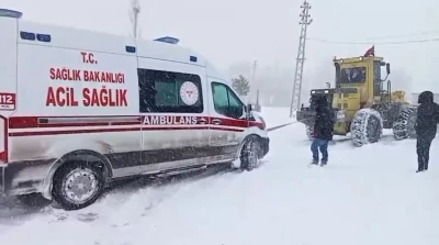 Sivas&rsquo;ta hamile kadın rahatsızlandı, kapanan yolu a&ccedil;mak i&ccedil;in ekipler seferber oldu
