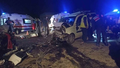 Sivas&rsquo;ta iki ara&ccedil; kafa kafaya &ccedil;arpıştı: 1 &ouml;l&uuml;, 3&rsquo;&uuml; ağır 7 yaralı (G&Uuml;NCELLEME)
