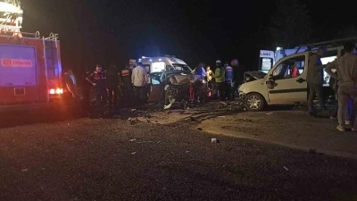 Sivas&rsquo;ta iki ara&ccedil; kafa kafaya &ccedil;arpıştı: 4&rsquo;&uuml; ağır 8 yaralı
