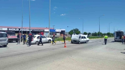 Sivas&rsquo;ta iki otomobil &ccedil;arpıştı: 2 yaralı
