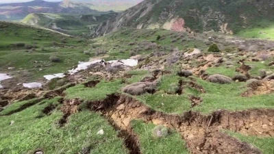 Sivas&rsquo;ta karların erimesi ve aralıksız s&uuml;ren yağış heyelana neden oldu
