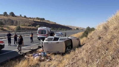 Sivas’ta kontrolden çıkan araç devrildi: 4 yaralı
